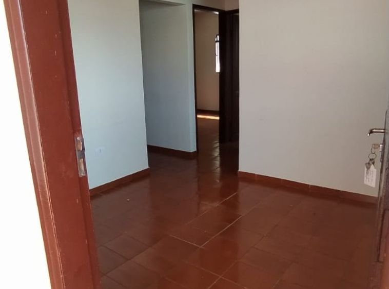 CASA DE ALVENARIA AOS FUNDOS NO CENTRO